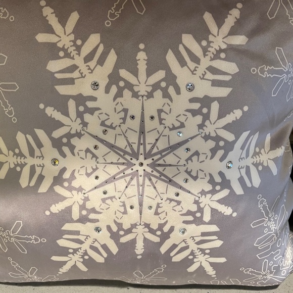 Filos silk snowflake throw pillow